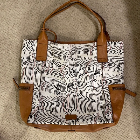 Fossil Handbags - Fossil Purse barely used! White and Tan